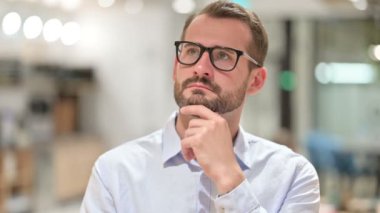 Dalgın İşadamının Bir Şey Düşünen Portresi