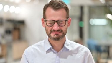 Hüzünlü İşadamı 'nın Portresi Kamerada Ağlıyor 