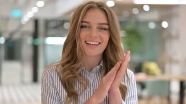 Heyecanlı İş Kadını Portresi Alkışlıyor, Alkışlıyor