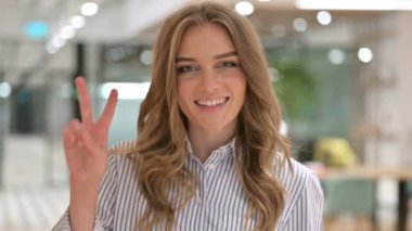 Başarılı İş Kadını Portresi Zafer İşareti Gösteriyor