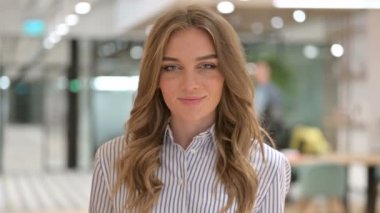 İş kadınının portresi Kalp İşaretini Elle Gösteriyor