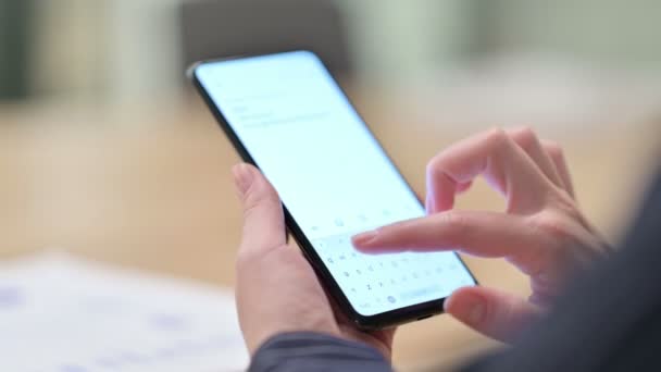 Bakre syn på kvinnlig hand med hjälp av smartphone — Stockvideo