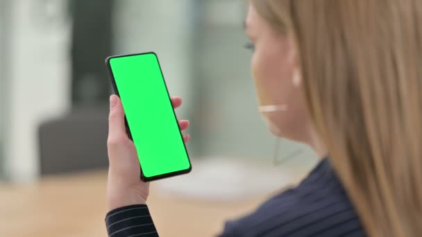 Vista trasera de la mujer de negocios sosteniendo Smartphone con pantalla de croma — Vídeo de stock