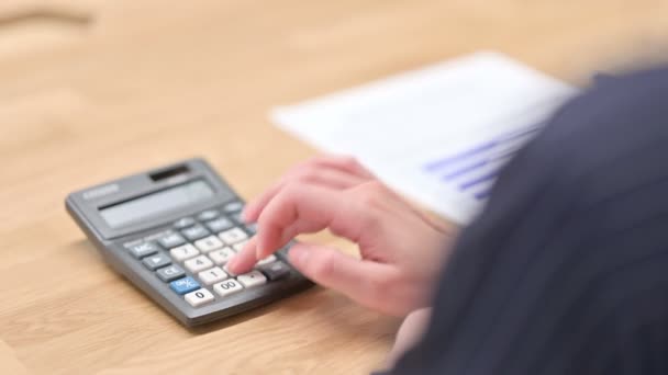 Achteraanzicht van handen met behulp van Calculator in close-up — Stockvideo