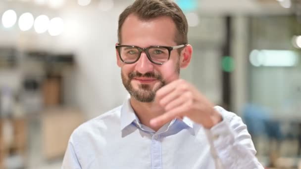 รูปภาพของนักธุรกิจแสดงป้ายหัวใจด้วยมือ — วีดีโอสต็อก