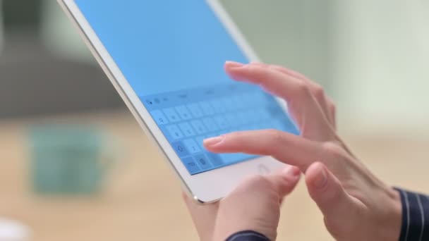 Widok tylnej części kobiecej ręki za pomocą tabletu — Wideo stockowe
