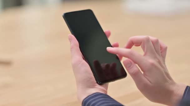 Akıllı Telefon Kullanan Kadın Arka Görünümü — Stok video