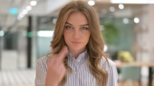 Портрет озлобленной предпринимательницы со средним пальцем — стоковое видео