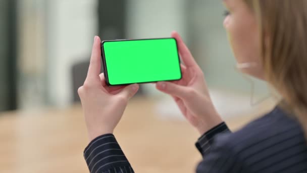 Krom Ekran ile Akıllı Telefon İzleyen İş Kadını Arka Görünümü — Stok video