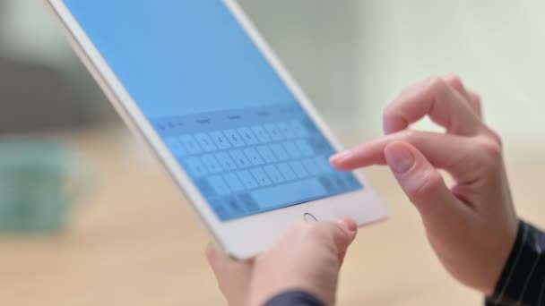 Zadní pohled na ženské ruční psaní na tabletu — Stock video