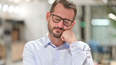 Uykucu İşadamı 'nın Kestirirken Portresi