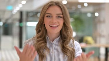 Gösterişli ve Davetli Güzel İş kadınının Portresi