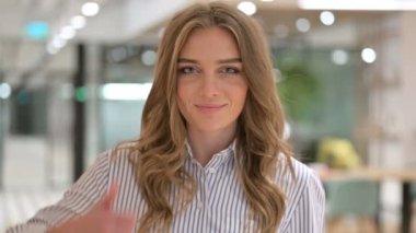 Pozitif İş Kadını 'nın Başparmaklarını Yukarı Çıkarırken Portresi 