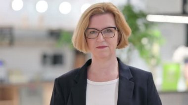 Gülümseyen Yaşlı İş kadınının Portresi Kameraya Bakıyor 