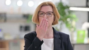 Yaşlı iş kadınının portresi Kalp İşaretini Elle Gösteriyor