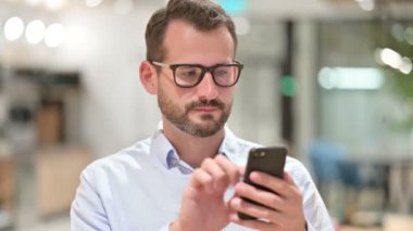 Smartphone kullanan İşadamının Portresi 