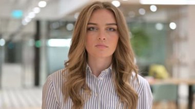 İş kadını portresi Kamerayı işaret ediyor 