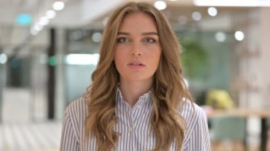 Heyecanlı İş Kadını Portresi Başarı Kutlaması