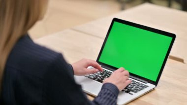 Krom ekranlı dizüstü bilgisayar kullanan İş kadınının Arka Görünümü