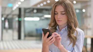 Smartphone kullanan İşkadını Portresi 