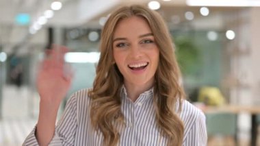 Video Sohbeti yapan Güzel İş kadınının Portresi