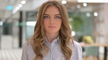 Gülümseyen İş Kadını Portresi Kameraya Bakıyor 