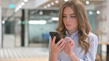Smartphone 'da Başarıyı Kutlayan Heyecanlı İş Kadını Portresi 