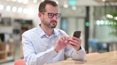 Ofiste Smartphone kullanan İşadamı 
