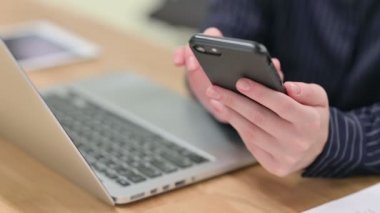 Akıllı telefon ve dizüstü bilgisayar kullanan adamı kapat 