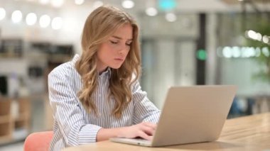 Ofisteki Dizüstü bilgisayardaki başarısızlığa tepki gösteren kayıp ve iş kadını 