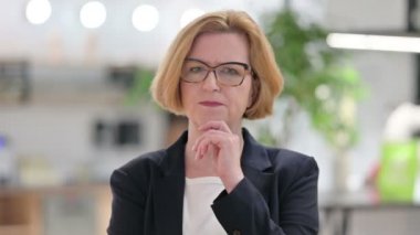 Düşünen ve Fikir edinen Yaşlı İş kadınının Portresi