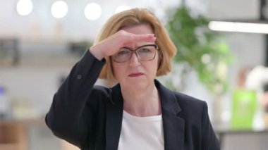 Bir şey Arayan Yaşlı İş kadınının Portresi 