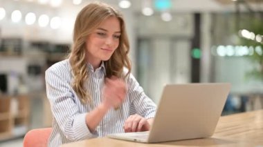 İş kadını Ofisteki Laptop 'ta video görüşmesi yapıyor. 