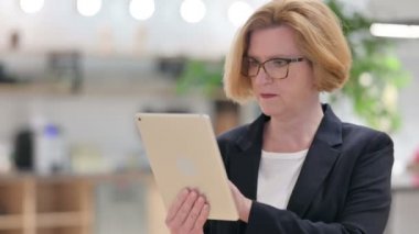 Dijital Tablet kullanan Eski İş kadınının Portresi