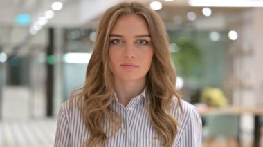 Ciddi İş Kadını Portresi Kameraya Bakıyor 