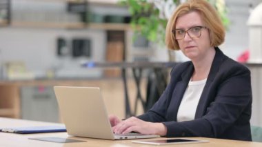 Evet işareti gösteren dizüstü bilgisayarı olan üzgün iş kadını. 