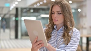 Dijital Tablet kullanan İşkadını Portresi