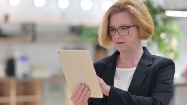 Tablette Kaybı Olan Orta Çağ İş kadınının Portresi