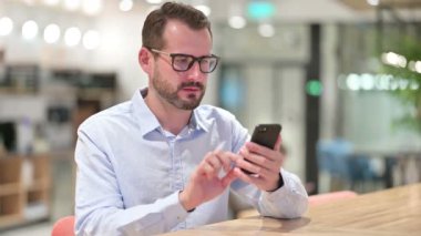 Ofiste Smartphone 'da Kaybolan İşadamı 