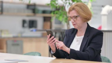 Ofiste Akıllı Telefondan Başarısız Olan Yaşlı İş Kadını 