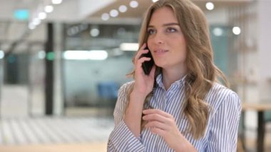 Akıllı Telefonla Konuşan Neşeli İş kadınının Portresi