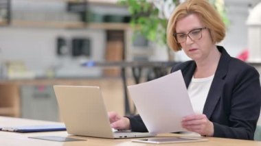 Eski iş kadınının dizüstü bilgisayarında ve belgelerinde kayıp var. 