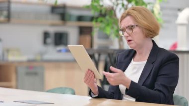 Tabletteki Kayba Tepki Veren Üzgün İş Kadını