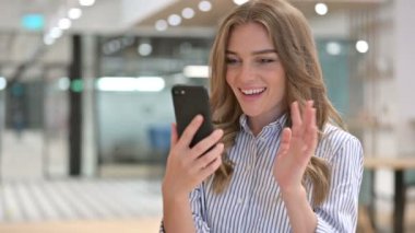 Smartphone 'da Video Çağrısı Yapan İş kadınının Portresi