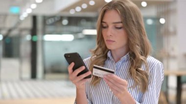 Smartphone 'da İşkadını Tarafından Çevrimiçi Ödemenin Portresi, Başarı