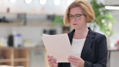 Ofiste Gazete okuyan Yaşlı İş kadınının Portresi 