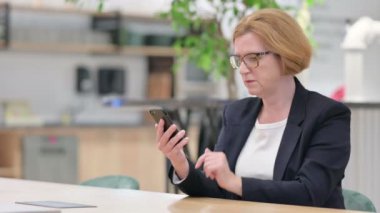 Öfkeli İş Kadını Ofiste Akıllı Telefonla Konuşuyor 