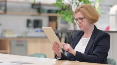 Tablette Başarıyı Kutlayan Heyecanlı İş Kadını