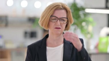 Yorgun ve yaşlı iş kadınının baş ağrısı olan portresi