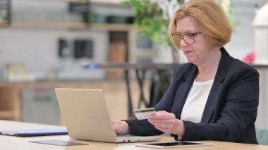 Eski İşkadını Ofiste Dizüstü bilgisayarında Çevrimiçi Ödeme Hatası Var 